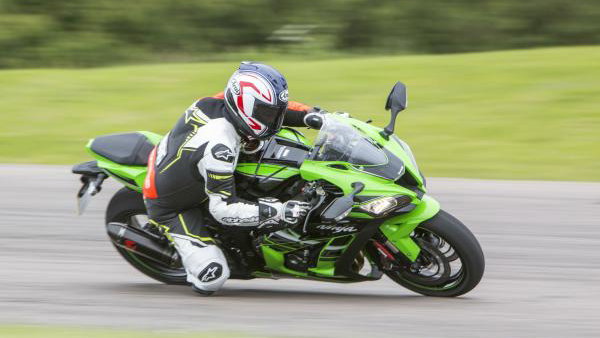 The Visordown Head to Head | Fireblade Vs ZX-10R